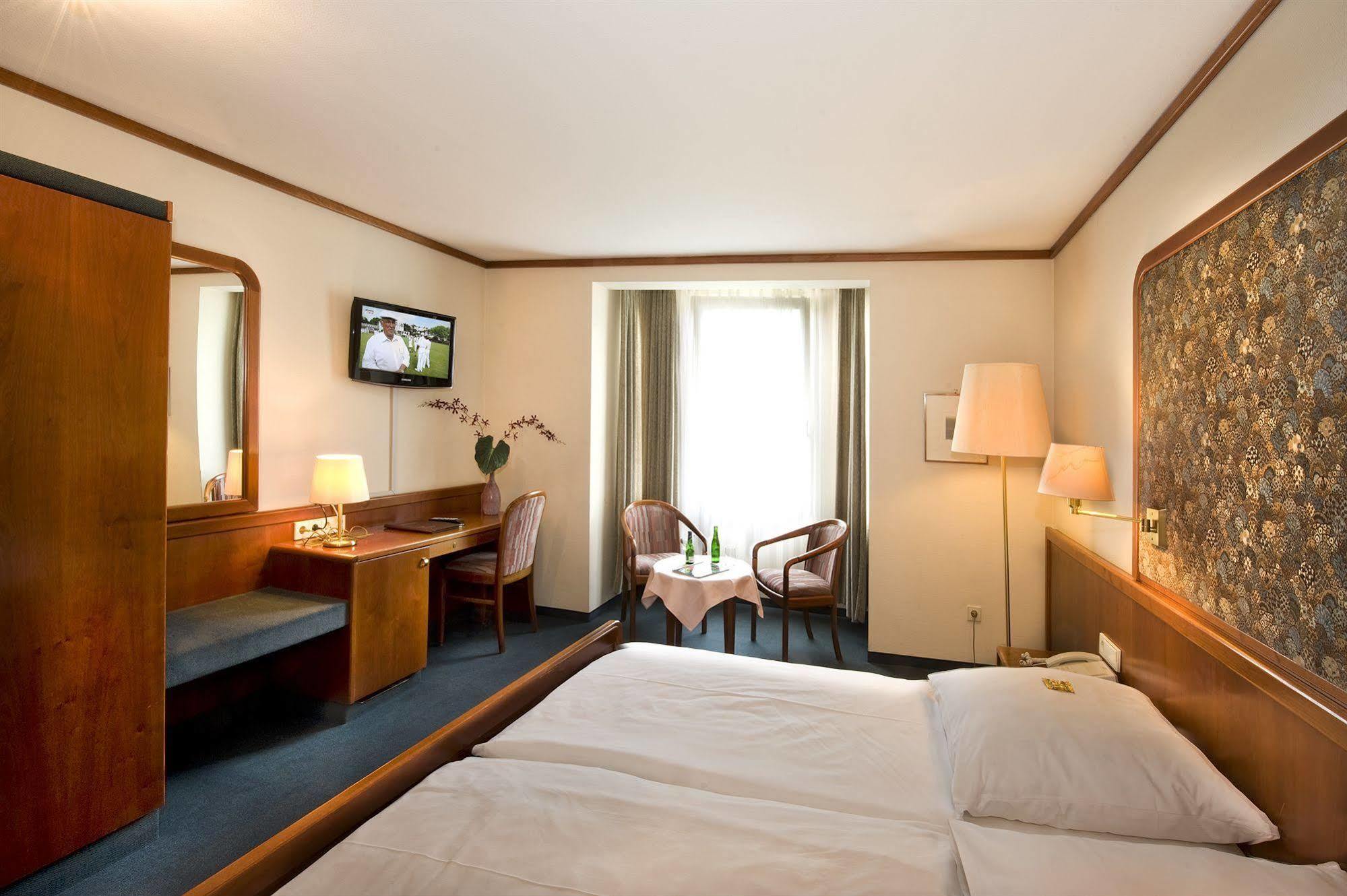 Hotel Am Schelztor Esslingen am Neckar Екстериор снимка